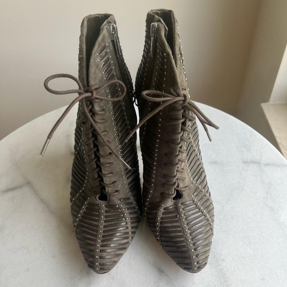 Vince Camuto Women's Megara Ankle Bootie 8.5M Vintage Look